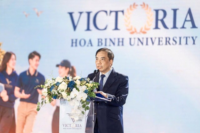 PGS.TS B&ugrave;i Anh Tuấn, Hiệu trưởng Trường Đại học Victoria H&ograve;a B&igrave;nh ph&aacute;t biểu tại buổi lễ. &nbsp;