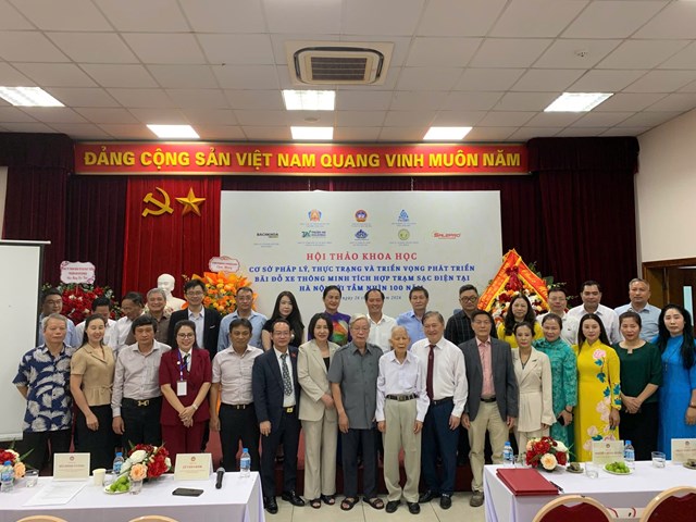 Đại biểu tham dự hội thảo chụp h&igrave;nh lưu niệm.
