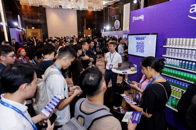 Gian h&agrave;ng Vinamilk thu h&uacute;t sự quan t&acirc;m của nhiều kh&aacute;ch tham dự tại sự kiện AWS Cloud Day Việt Nam 2025 (Ảnh: AWS). &nbsp;
