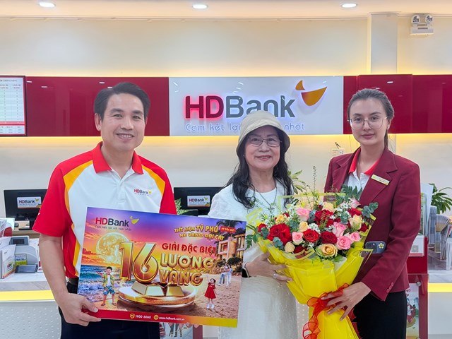Kh&aacute;ch h&agrave;ng M&atilde; Tiếp Ng&acirc;n (giữa) bất ngờ khi tr&uacute;ng giải thưởng cao nhất của chương tr&igrave;nh &nbsp;