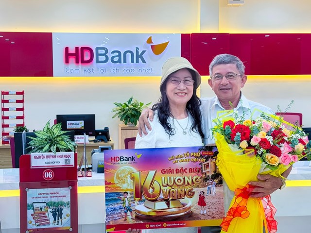 Kh&aacute;ch h&agrave;ng M&atilde; Tiếp Ng&acirc;n c&ugrave;ng chồng đến nhận thưởng &nbsp;