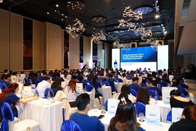H&agrave;ng trăm dược sĩ Long Ch&acirc;u tham gia chương tr&igrave;nh đ&agrave;o tạo về nhận biết v&agrave; xử l&yacute; c&aacute;c triệu chứng nh&atilde;n khoa thường gặp tại nh&agrave; thuốc. &nbsp;