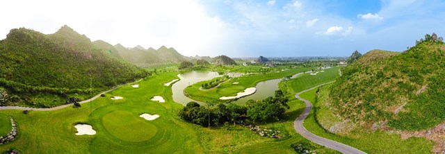 Legend Valley Country Club nổi bật với thiết kế độc đ&aacute;o, h&ograve;a quyện c&ugrave;ng cảnh quan thi&ecirc;n nhi&ecirc;n tuyệt đẹp của v&ugrave;ng n&uacute;i đ&aacute; v&ocirc;i h&ugrave;ng vĩ &nbsp;