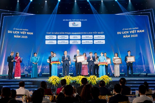 Đại diện s&acirc;n g&ocirc;n Thi&ecirc;n Đường - Legend Valley Country Club nhận giải tại hạng mục &ldquo;Top 10 s&acirc;n g&ocirc;n phục vụ kh&aacute;ch du lịch tốt nhất&rdquo; tại Giải thưởng Du lịch Việt Nam 2025 &nbsp;