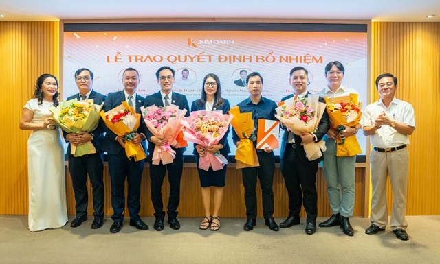 B&agrave; Đặng Thị Kim Oanh v&agrave; &ocirc;ng Nguyễn Thuận &ndash; Ph&oacute; Chủ tịch HĐQT Tập đo&agrave;n trao quyết định bổ nhiệm cho c&aacute;c nh&acirc;n sự cấp cao &nbsp;