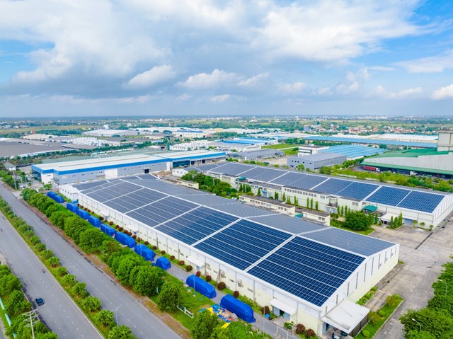 Doanh nghiệp triển khai hệ thống điện mặt trời &aacute;p m&aacute;i trong KCN do ROX iPark ph&aacute;t triển &nbsp;
