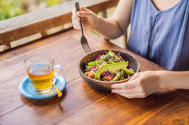 Ăn cơm uống tr&#224; c&#249;ng l&#250;c: Th&#243;i quen dễ l&#224;m tăng đường huyết - Ảnh 1