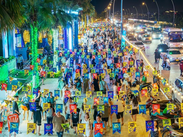 Về đ&ecirc;m, kh&ocirc;ng kh&iacute; tại chợ đ&ecirc;m VUI-fest c&agrave;ng trở n&ecirc;n s&ocirc;i động. Ảnh: AD &nbsp;