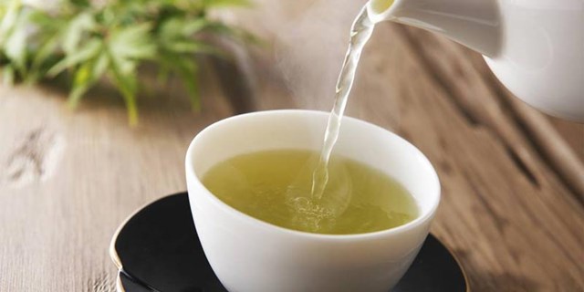 Ăn cơm uống tr&#224; c&#249;ng l&#250;c: Th&#243;i quen dễ l&#224;m tăng đường huyết - Ảnh 2