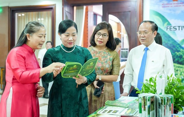 C&aacute;c đại biểu tham quan khu vực giới thiệu tiềm năng du lịch tỉnh Th&aacute;i Nguy&ecirc;n.