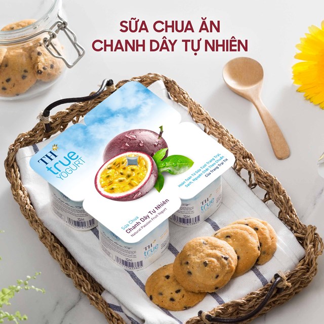 Sữa chua Chanh dây Tự nhiên – một trong các hương vị sữa chua ăn TH true YOGURT được nhiều người tiêu dùng ưa thích.