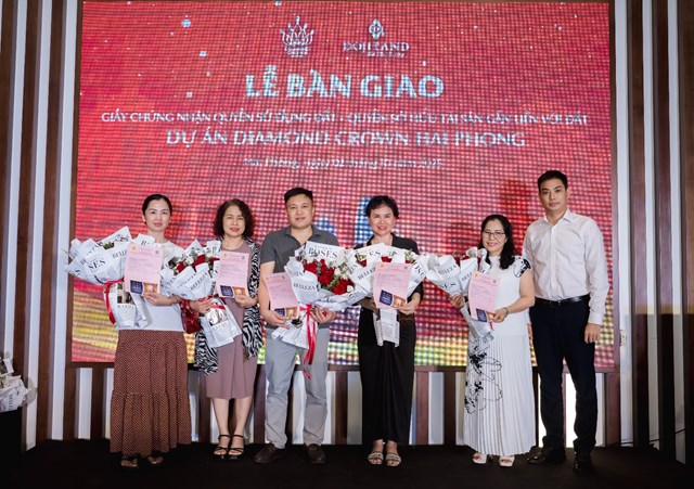 Những cư d&acirc;n đầu ti&ecirc;n của Diamond Crown Hai Phong vui mừng nhận Giấy chứng nhận quyền sử dụng đất, quyền sở hữu t&agrave;i sản gắn liền với đất Dự &aacute;n &nbsp;