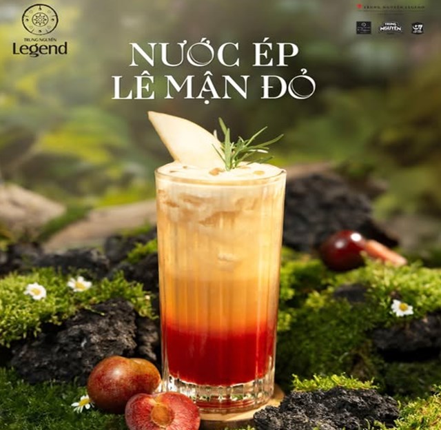 Nước Ép Lê Mận Đỏ là sự kết hợp tinh tế giữa vị ngọt dịu của lê, chua thanh của mận đỏ và hương atiso đặc trưng.