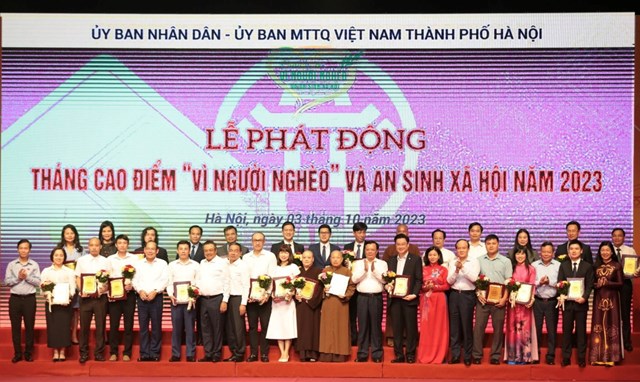 T&amp;T Group l&agrave; một trong những doanh nghiệp được UBND - Ủy ban MTTQ Việt Nam TP H&agrave; Nội vinh danh v&igrave; những đ&oacute;ng g&oacute;p t&iacute;ch cực cho c&ocirc;ng t&aacute;c giảm ngh&egrave;o v&agrave; an sinh x&atilde; hội của th&agrave;nh phố. (Nguồn: T&amp;T Group) &nbsp;