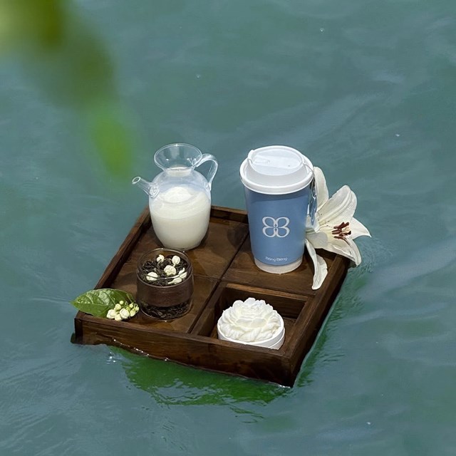 Điểm nhấn đặc sắc nhất của thương hiệu nằm ở việc ph&aacute;t triển d&ograve;ng tr&agrave; sữa hương hoa (Ảnh: B&ocirc;ng Bi&ecirc;ng)