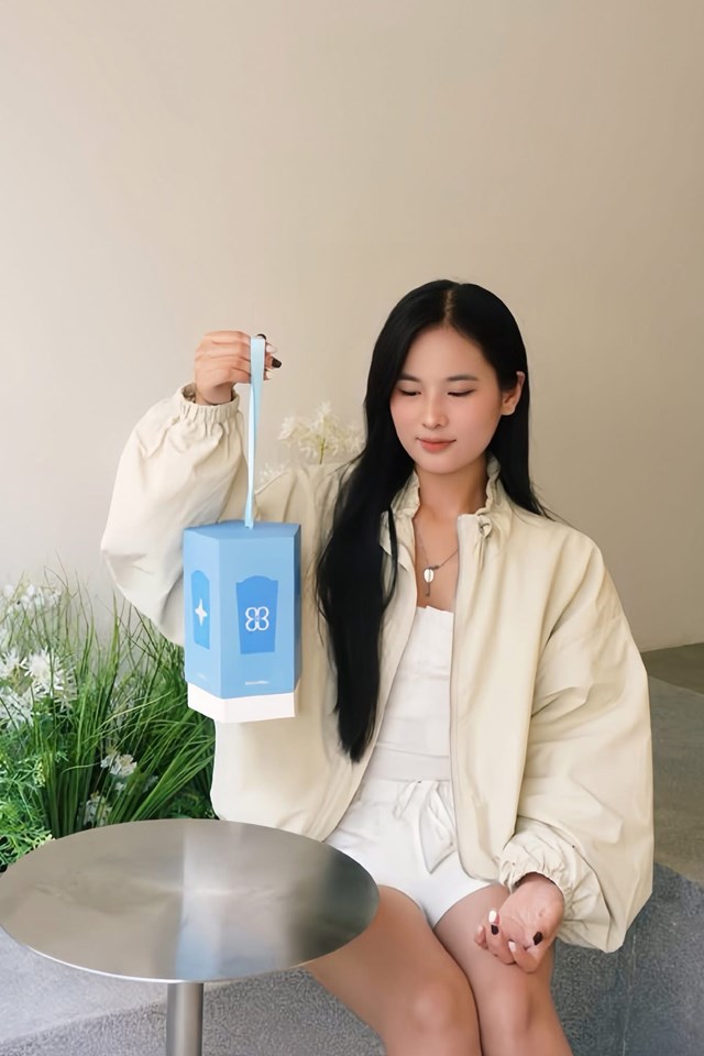 Kh&ocirc;ng chỉ ch&uacute; trọng đến gi&aacute; trị b&ecirc;n trong, B&ocirc;ng Bi&ecirc;ng c&ograve;n gửi gắm t&acirc;m huyết v&agrave;o thiết kế hộp qu&agrave;, lấy cảm hứng từ chiếc lồng đ&egrave;n Trung Thu truyền thống (Ảnh: B&ocirc;ng Bi&ecirc;ng)