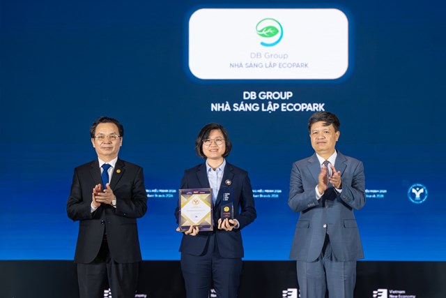 B&agrave; Mai Thị Hồng Quy&ecirc;n &ndash; Gi&aacute;m đốc Kinh doanh v&agrave; Marketing Nh&agrave; s&aacute;ng lập Ecopark nhận giải thưởng tại Chương tr&igrave;nh Lễ c&ocirc;ng bố v&agrave; vinh danh Thương hiệu mạnh năm 2026 &nbsp;