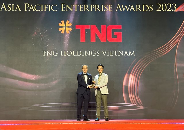 &Ocirc;ng Trần Tuấn Việt &ndash; đại diện TNG Holdings Vietnam nhận giải thưởng &ldquo;Doanh nghiệp xuất sắc ch&acirc;u &Aacute;&rdquo;. &nbsp;