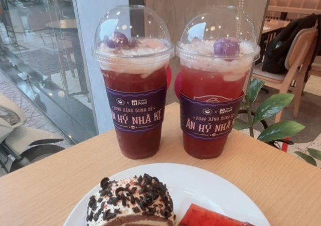 B&agrave; Kẹ được pha chế nhẹ tay hơn, điểm xuyết topping dừa sợi gi&ograve;n b&eacute;o nhẹ, tạo cảm gi&aacute;c thanh tho&aacute;t m&agrave; vẫn đầy hấp dẫn.