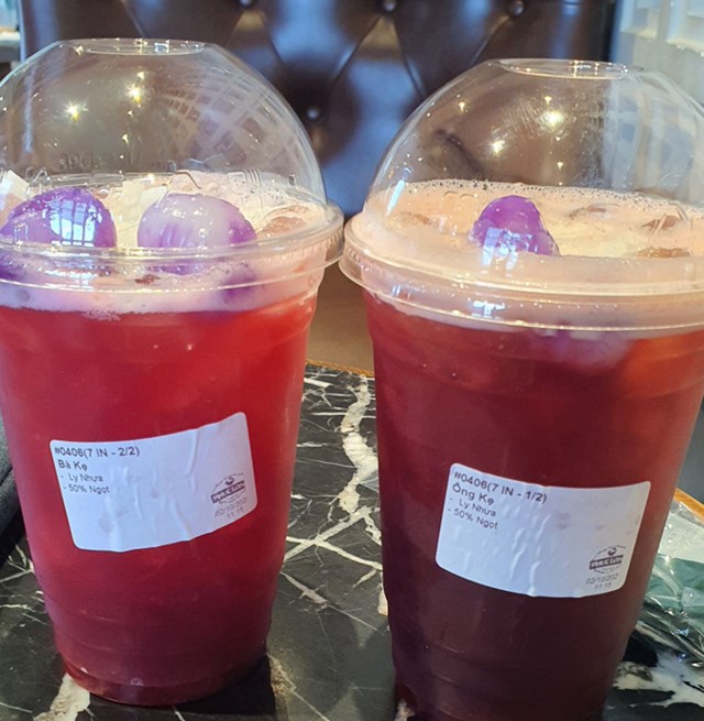 &Ocirc;ng Kẹ mang vị tr&agrave; đậm đ&agrave; đầy mạnh mẽ, đ&aacute;nh thức mọi gi&aacute;c quan, h&ograve;a c&ugrave;ng topping nh&atilde;n t&iacute;m thơm thanh v&agrave; dừa sợi gi&ograve;n b&eacute;o đầy th&uacute; vị.