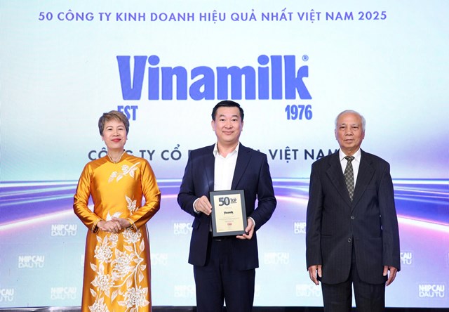Đại diện Vinamilk - &Ocirc;ng Đỗ Thanh Tuấn, Gi&aacute;m đốc Đối ngoại - nhận vinh danh Top 50 C&ocirc;ng ty kinh doanh hiệu quả nhất Việt Nam 2025 &ndash; Ảnh: Nguyễn Ho&agrave;ng &nbsp;