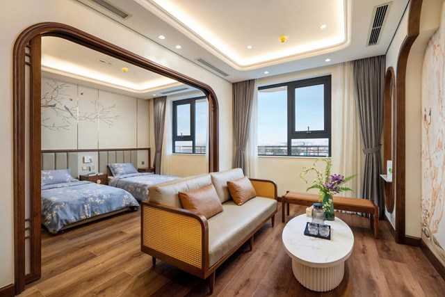 Ph&ograve;ng VIP d&agrave;nh cho sản phụ ở cữ gồm ph&ograve;ng ngủ 2 giường v&agrave; ph&ograve;ng kh&aacute;ch.