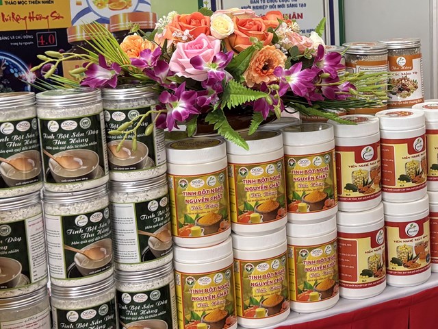 C&aacute;c sản phẩm trong gian trưng b&agrave;y của HTX Thu Hằng. Ảnh: Cẩm T&uacute; &nbsp;