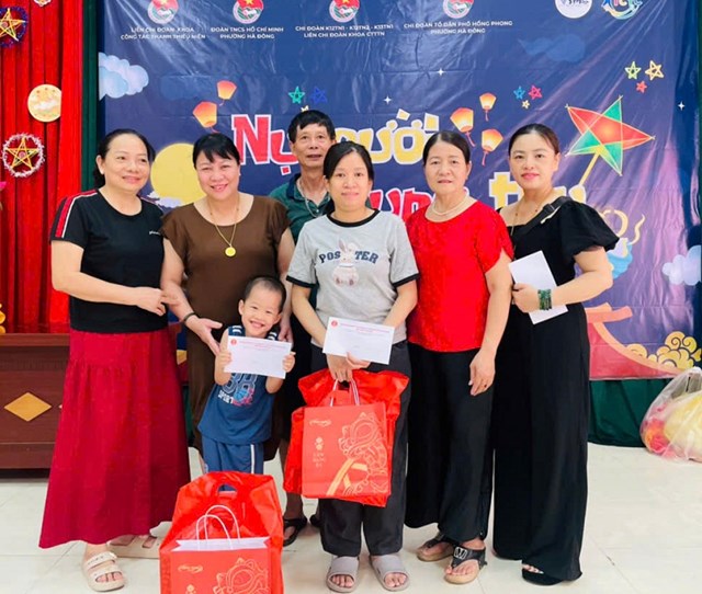 B&agrave; Triệu Thị Hoa &ndash; Gi&aacute;m đốc Trung t&acirc;m Dạy nghề VAIDE c&ugrave;ng c&aacute;n bộ trung t&acirc;m v&agrave; b&agrave; Phạm Thị Hiền chụp ảnh lưu niệm với c&aacute;c người mẫu đặc biệt trong chương tr&igrave;nh.