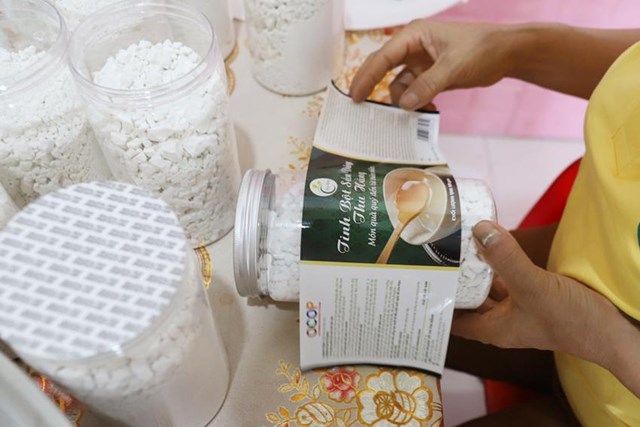 HTX N&ocirc;ng trại Dược liệu Thu Hằng tỉ mỉ d&aacute;n nh&atilde;n sản phẩm tinh bột sắn d&acirc;y đạt chuẩn OCOP H&agrave; Tĩnh. Ảnh: Thu Hằng &nbsp;