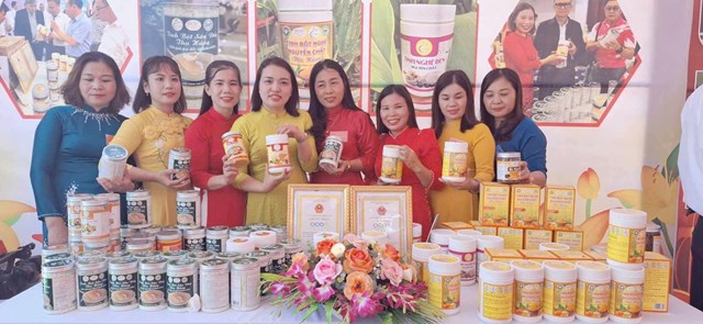 C&aacute;c sản phẩm của HTX Thu Hằng được kh&aacute;ch h&agrave;ng đ&oacute;n nhận nồng nhiệt. Ảnh: Thu Hằng &nbsp;