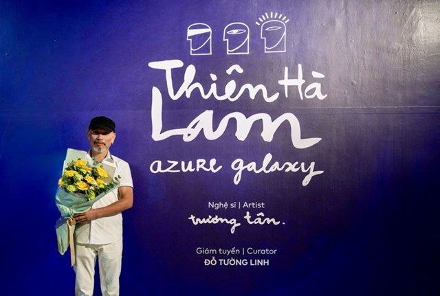 Nghệ sĩ Trương T&acirc;n tại Lễ khai mạc Triển l&atilde;m &ldquo;Thi&ecirc;n h&agrave; lam | Azure Galaxy&rdquo;. &nbsp;
