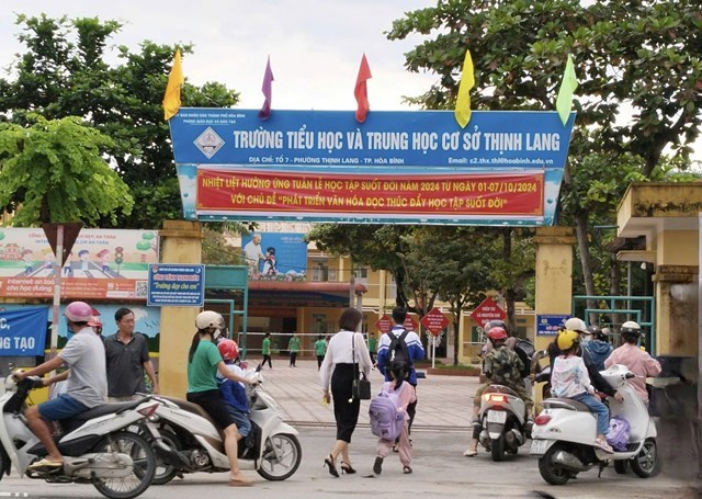 C&#244;ng an tỉnh H&#242;a B&#236;nh đẩy mạnh c&#244;ng t&#225;c tuy&#234;n truyền Luật ATGT cho học sinh, sinh vi&#234;n - Ảnh 3