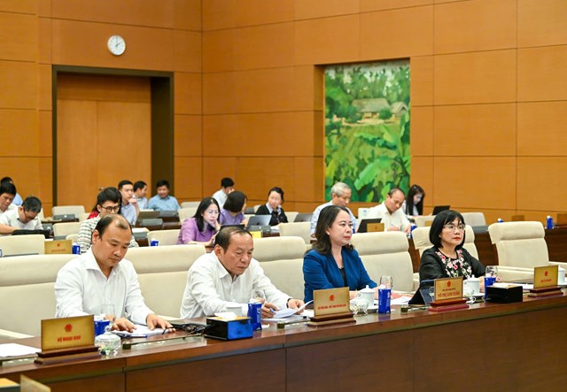 Ph&oacute; Chủ tịch nước V&otilde; Thị &Aacute;nh Xu&acirc;n (thứ hai từ phải sang), Bộ trưởng Bộ VHTTDL Nguyễn Văn H&ugrave;ng, Thứ trưởng Thường trực Bộ VHTTDL L&ecirc; Hải B&igrave;nh tại phi&ecirc;n họp