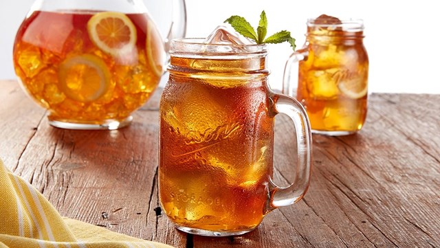Tr&agrave; m&aacute;t, hay tr&agrave; lạnh, đang ng&agrave;y c&agrave;ng trở n&ecirc;n phổ biến v&agrave; được nhiều người, đặc biệt l&agrave; giới trẻ, y&ecirc;u th&iacute;ch (Ảnh minh họa)