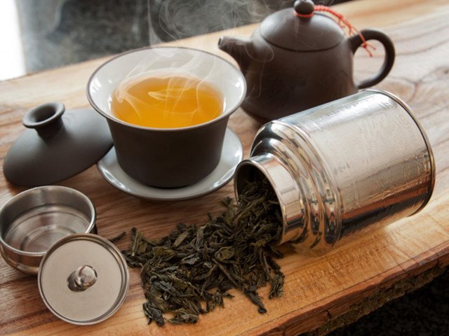 B&ecirc;n cạnh những lợi &iacute;ch sức khỏe r&otilde; r&agrave;ng, việc thưởng thức tr&agrave; n&oacute;ng cũng cần được c&acirc;n nhắc một c&aacute;ch hợp l&yacute; (Ảnh minh họa)