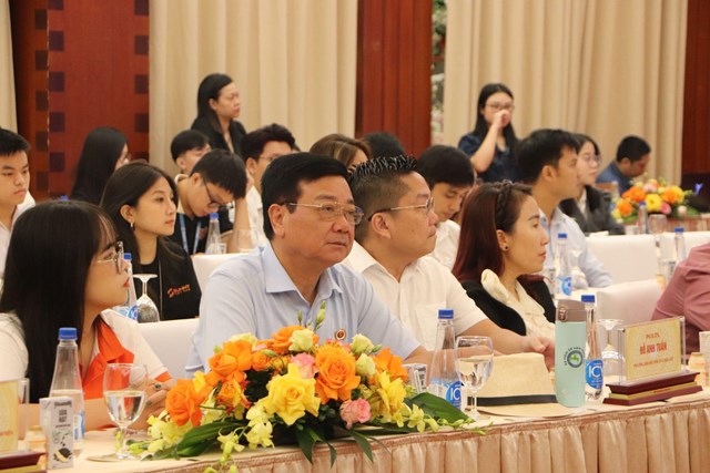 C&aacute;c c&aacute;n bộ tham dự trong diễn đ&agrave;n. Ảnh: Ho&agrave;ng Nguyễn &nbsp;
