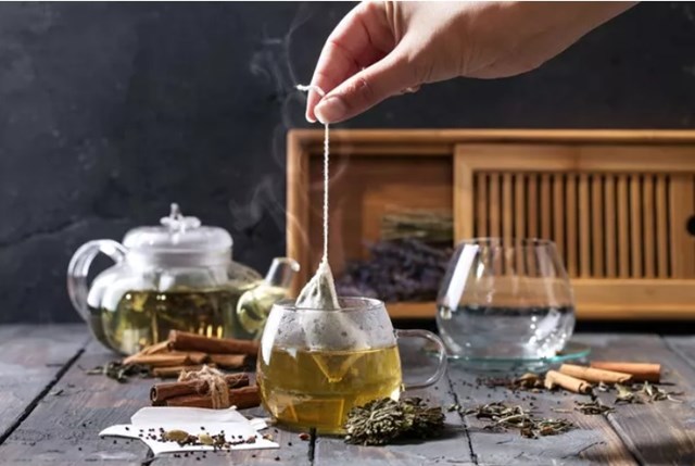 Ngo&agrave;i việc lựa chọn giữa tr&agrave; n&oacute;ng hay tr&agrave; m&aacute;t, c&aacute;ch pha tr&agrave; cũng như thời điểm uống cũng đ&oacute;ng vai tr&ograve; rất quan trọng đối với lợi &iacute;ch sức khỏe (Ảnh minh họa)