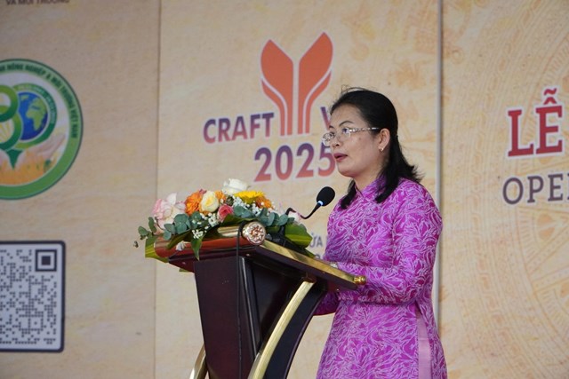 B&agrave; Đinh Thị Thu, Ph&oacute; Gi&aacute;m đốc Sở N&ocirc;ng nghiệp v&agrave; M&ocirc;i trường Lạng Sơn: Sở N&ocirc;ng nghiệp v&agrave; M&ocirc;i trường tỉnh tham gia Hội chợ với mong muốn quảng b&aacute;, n&acirc;ng cao thương hiệu v&agrave; giới thiệu c&aacute;c sản phẩm đặc trưng của địa phương,