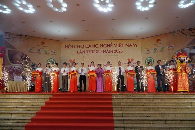 Hội chợ L&#224;ng nghề Việt Nam 2025: T&#244;n vinh b&#224;n tay Việt, khơi nguồn s&#225;ng tạo mới - Ảnh 1