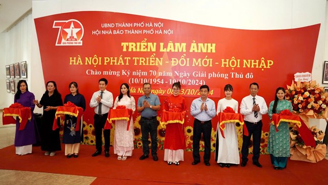 Lễ cắt băng v&agrave; khai mạc Triển l&atilde;m ảnh &ldquo;H&agrave; Nội ph&aacute;t triển- đổi mới- hội nhập&rdquo; &nbsp;