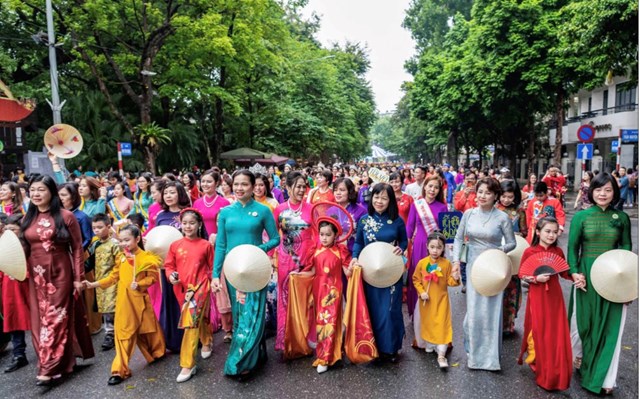 T&aacute;c phẩm: L&atilde;nh đạo Trung Ương v&agrave; th&agrave;nh phố H&agrave; Nội tại &ldquo;Lễ hội &aacute;o d&agrave;i&rdquo;&nbsp;T&aacute;c giả: L&ecirc; Huy Long &nbsp;