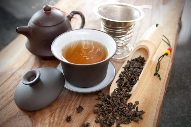 Tr&agrave; lại l&agrave; biểu tượng của sự thanh khiết, b&igrave;nh y&ecirc;n v&agrave; tĩnh lặng, những gi&aacute; trị m&agrave; người phụ nữ Việt Nam vẫn thường hướng tới trong cuộc sống hằng ng&agrave;y (Ảnh minh họa)