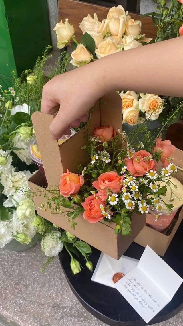 Sự kết hợp giữa hoa v&agrave; tr&agrave; trong c&ugrave;ng một m&oacute;n qu&agrave; ch&iacute;nh l&agrave; sự h&ograve;a quyện tuyệt vời của hai gi&aacute; trị n&agrave;y (Ảnh: LaBoong) &nbsp;