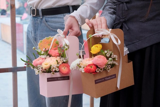 Combo qu&agrave; tr&agrave; k&egrave;m hoa c&ograve;n chinh phục người mua bởi sự đa dạng phong ph&uacute; về chủng loại, mẫu m&atilde; v&agrave; mức gi&aacute; ph&ugrave; hợp với nhiều đối tượng kh&aacute;ch h&agrave;ng kh&aacute;c nhau (Ảnh: Oola)