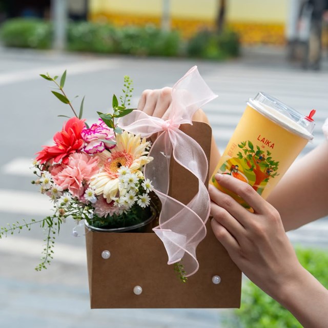 Combo qu&agrave; tr&agrave; k&egrave;m hoa đ&atilde; nhanh ch&oacute;ng trở th&agrave;nh xu hướng qu&agrave; tặng nổi bật v&agrave; được săn đ&oacute;n rộng r&atilde;i trong dịp 20/10 (Ảnh: Laika Cafe)