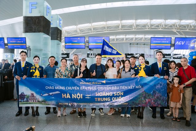 Ch&agrave;o mừng chuyến bay đầu ti&ecirc;n kết nối H&agrave; Nội &ndash; Ho&agrave;ng Sơn &nbsp;