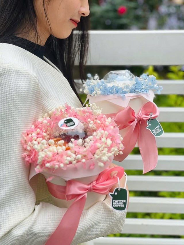 Thị trường qu&agrave; tặng dịp 20/10 năm nay chứng kiến sự cạnh tranh s&ocirc;i động giữa c&aacute;c thương hiệu, khiến cho c&aacute;c mẫu combo qu&agrave; ng&agrave;y c&agrave;ng đa dạng v&agrave; s&aacute;ng tạo hơn (Ảnh: Twitter Beans Coffee)
