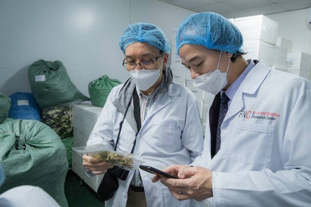 TS Đ&agrave;o Huy Phong trao đổi với chuy&ecirc;n gia Nhật về lưu giữ lại gi&aacute; trị tự nhi&ecirc;n của thảo dược đ&ocirc;ng y truyền thống trong sản phẩm