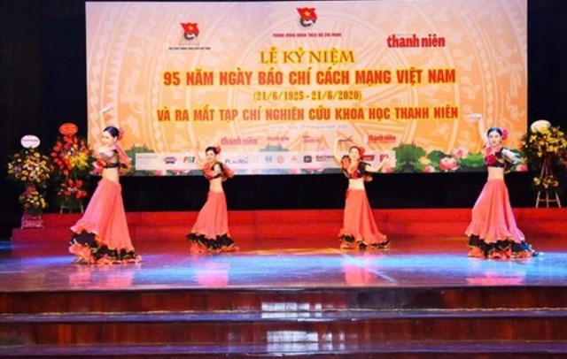 Một tiết mục văn nghệ tại lễ kỷ niệm 95 năm Ng&agrave;y b&aacute;o ch&iacute; c&aacute;ch mạng Việt Nam