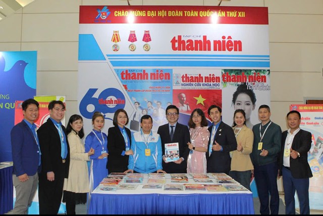 Đại biểu tham quan gian trưng b&agrave;y của Tạp ch&iacute; Thanh ni&ecirc;n tại Đại hội Đo&agrave;n to&agrave;n quốc lần thứ XII